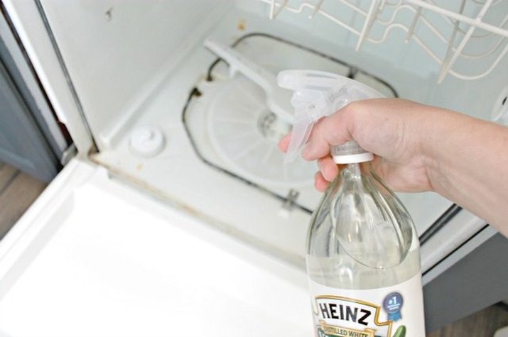 Naturally clean the inside of a dishwasher