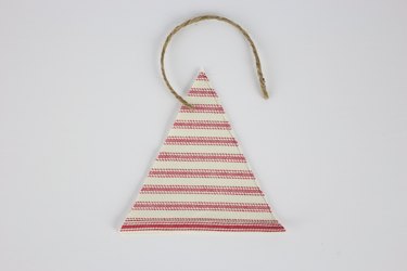 Triangles on top of each other with jute loop